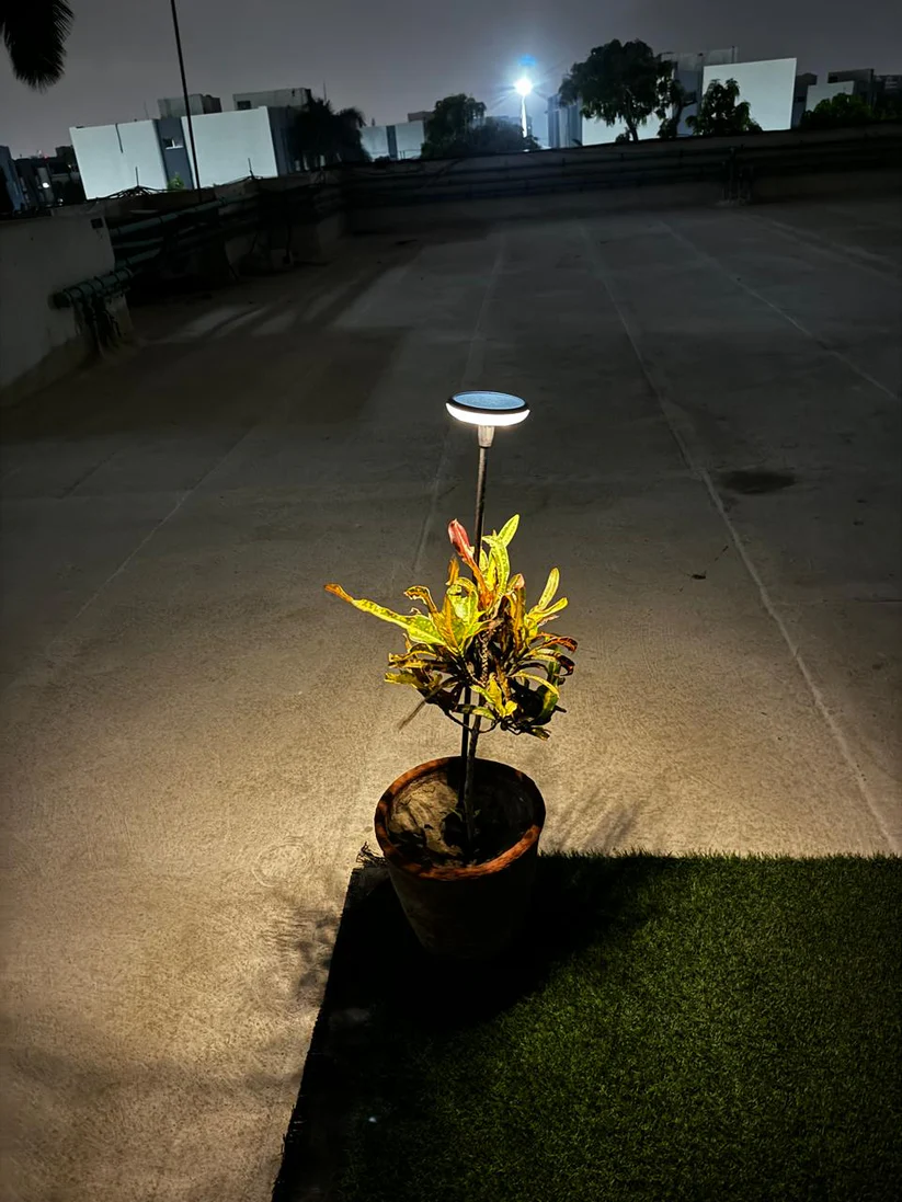 FL-SSL-616 2w Swinging Solar Garden Light - Image 4